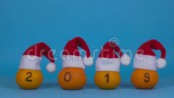 2019年底2020年年初一队身穿圣诞老人红帽的小橘子在后台移动视频的预览图