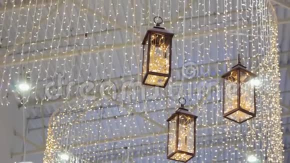 三个漂亮的灯笼装饰和花环圣诞节室内视频的预览图