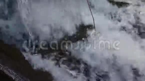 一条从山上流出来的水流瀑布的特写镜头视频的预览图