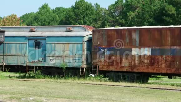 废弃的火车箱和料斗视频的预览图