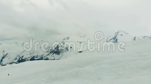 风景如画的岩石斜坡与人们滑雪滑雪电梯电缆方式在山上视频的预览图