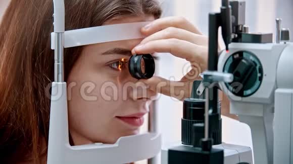 眼科治疗一名年轻女子她的嘴唇是粉红色的用特殊的大光镜检查她的视力视频的预览图