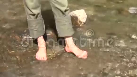 人的腿在水里视频的预览图