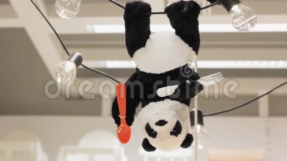 玩具熊猫倒挂着一盏托儿所的灯视频的预览图