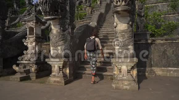 印度尼西亚巴厘岛PuraLempuyang寺游客慢镜头视频的预览图