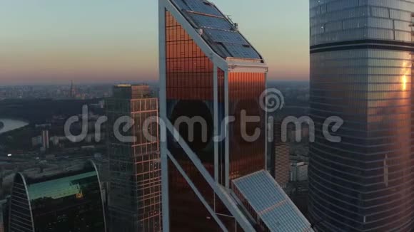 从空中俯瞰反光摩天大楼的城市景色视频的预览图
