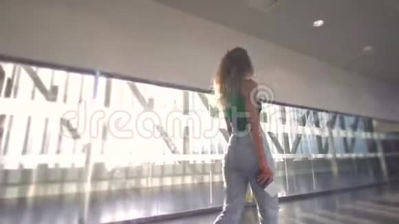 女孩站在机场的窗户前登机视频的预览图