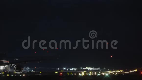 一架飞机在跑道上逆着漆黑的夜空飞行视频的预览图