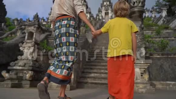 印度尼西亚巴厘岛PuraLempuyang寺游客父子的慢镜头视频的预览图