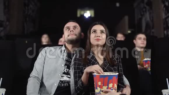 爱夫妻在电影院看电影和吃爆米花电影娱乐视频的预览图