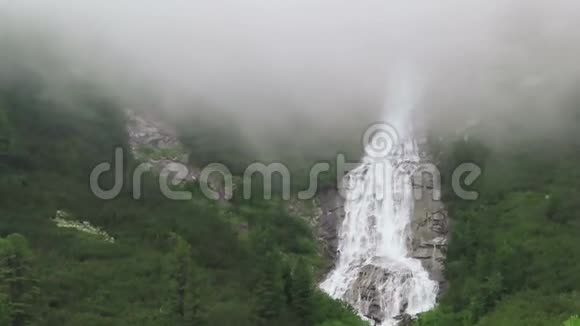 施莱吉斯山谷的瀑布云层经过下雨了下雨了视频的预览图