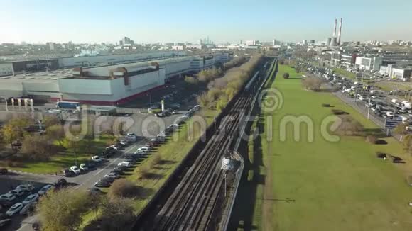 铁路停车场和繁忙交通的工业城区的鸟瞰图视频的预览图