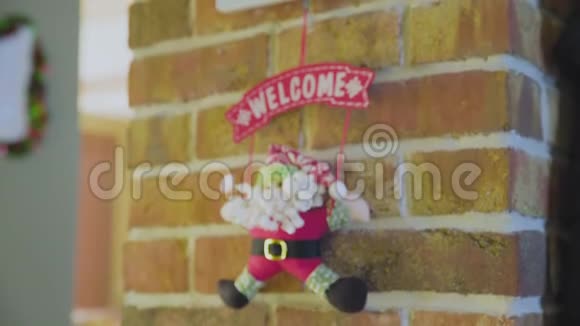 玩具圣诞老人挂在墙上挂着旅游标志视频的预览图