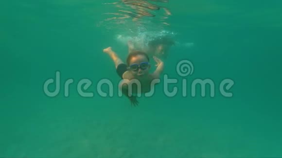 一对母子在碧海中潜水的超慢镜头视频的预览图