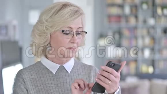在智能手机上交谈的老女人的肖像视频的预览图