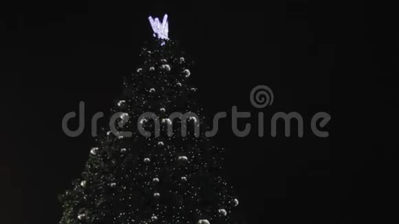 圣诞树在黑暗中发光明星极简主义背景视频的预览图