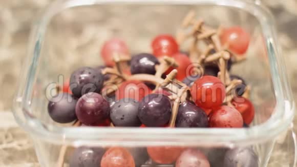 冰箱内存放食物的盒子人造葡萄视频的预览图