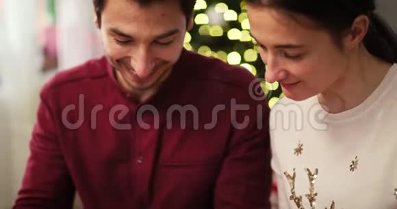 一对夫妇在圣诞节用手机视频的预览图