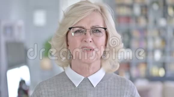 有牙痛的老妇人画像视频的预览图