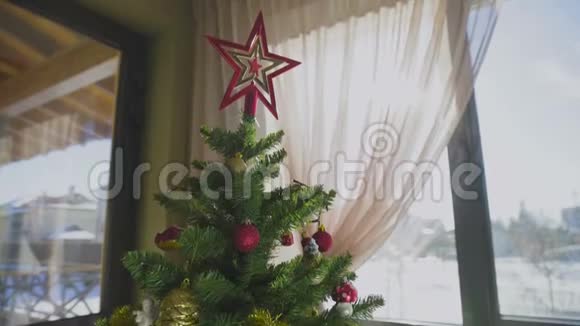 大圣诞树有发光的灯装饰品和礼物在一个装饰精美的家视频的预览图