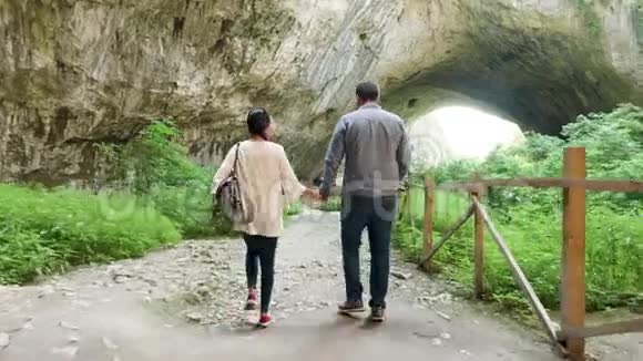 游客夫妇在一个大山洞里散步视频的预览图