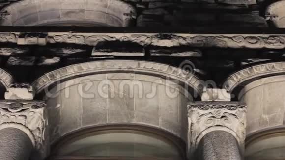 石古建筑的立面墙上的雕塑石头纹理视频的预览图