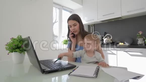 为人父母很辛苦妈妈一边哭着一边用手提电脑一边说话视频的预览图