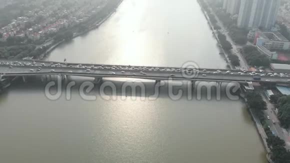 在河上有一条巨大的汽车流的桥上飞过视频的预览图