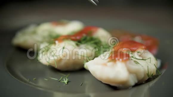 人们尝试用番茄酱煮饺子视频的预览图