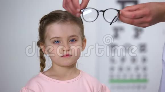 聪明的小女孩拒绝眼镜感到不安全害羞视频的预览图