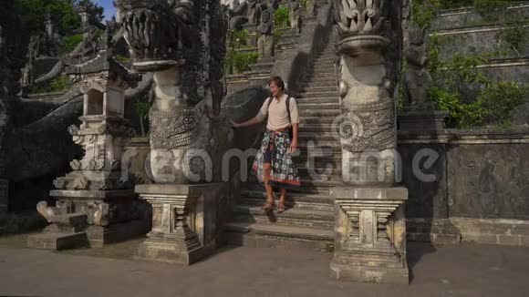 印度尼西亚巴厘岛PuraLempuyang寺游客慢镜头视频的预览图