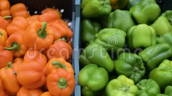 杂货店里的五彩甜椒视频的预览图