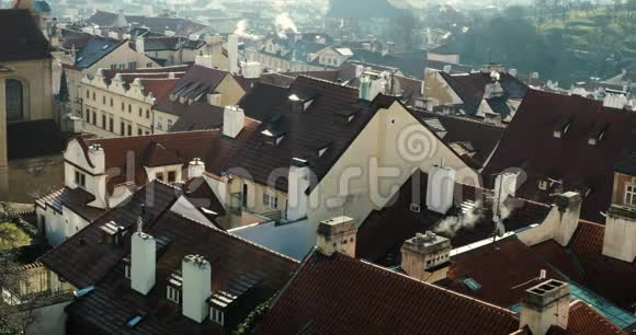 布拉格一座有瓷砖屋顶的大型建筑的景观视频的预览图