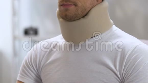 戴泡沫颈项圈的男子肩颈疼痛视频的预览图