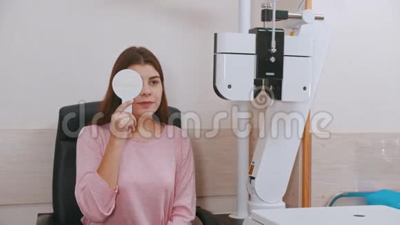 橱柜里的眼科治疗年轻女性检查视力用眼罩闭上眼睛视频的预览图