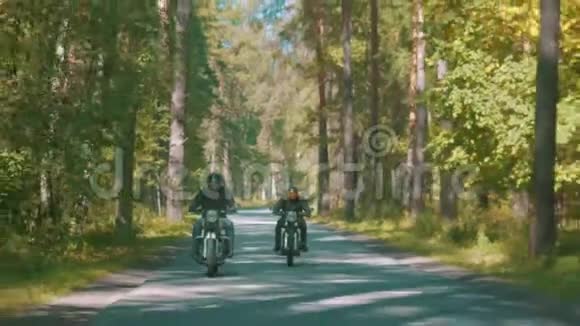 两个野蛮的摩托车手在针叶林骑摩托车视频的预览图