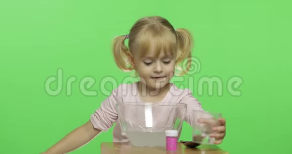 孩子喜欢做黏液混合配料手做玩具的小孩视频的预览图