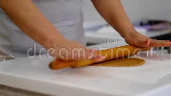 厨师为准备饼干切面团女面包师把面团切成叶子形状上班时的糖果师视频的预览图