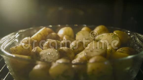 快速烘烤烤炉中的金薯延时拍摄视频的预览图