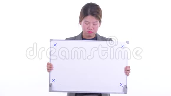 站着的年轻亚洲女商人拿着黑板视频的预览图