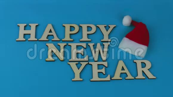 字母表的字母移动新年快乐背景词小圣诞老人红帽停止运动的概念视频的预览图
