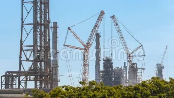 炼油厂和石化工业维修过程中起重机的时间间隔视频的预览图