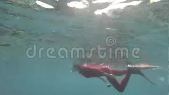 女人漂浮在水下印度洋视频特写视频的预览图