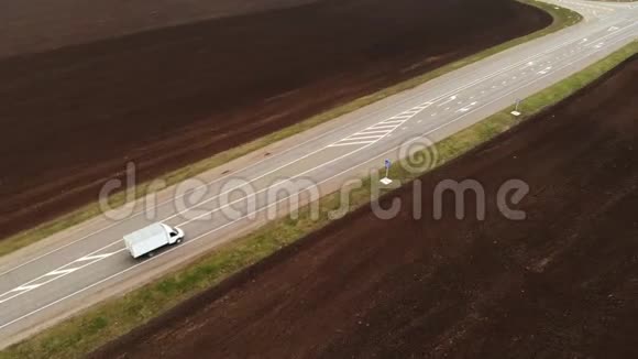 一条乡村沥青高速公路的鸟瞰图汽车沿着公路行驶汽车和卡车沿着乡村公路行驶视频的预览图