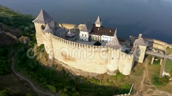 河附近古堡的鸟瞰图乌克兰的霍廷城堡东欧从右到左追踪顶部视图视频的预览图