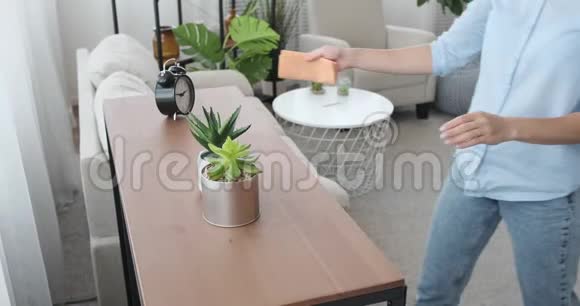 女人在家里擦桌子上的灰尘视频的预览图
