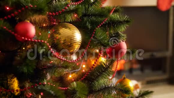 为庆祝新年用花环和灯光装饰圣诞树的特写镜头视频的预览图