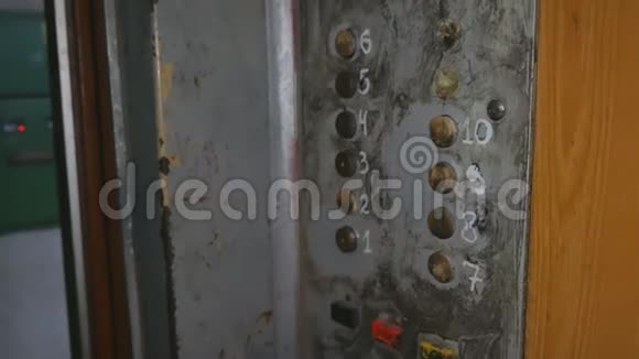晚上女人按了一个旧的电梯按钮上去旧金属电梯手指用箭头按下按钮视频的预览图