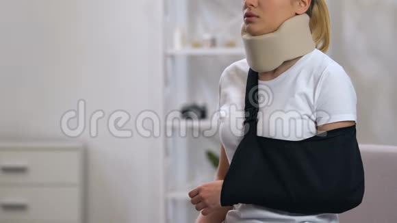 外伤后颈领和手臂吊带疼痛感医院视频的预览图