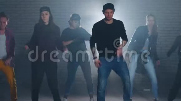 六个白人说唱歌手在街头舞蹈的夜间比赛中表演视频的预览图